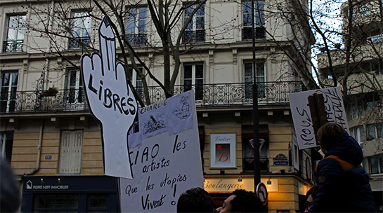 //Pancartes et caricatures en hommage au journal. Crédit image : Lilia Blaise