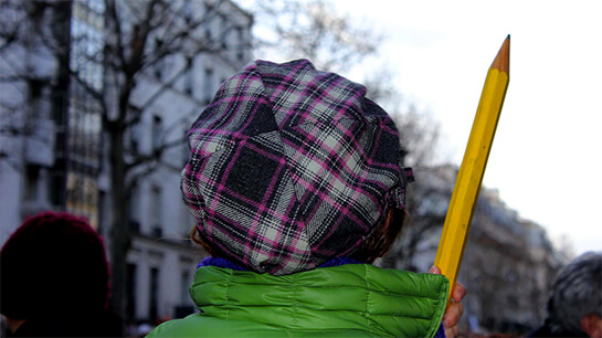 //Des crayons à papier ont été utilisés comme symbole dans la manifestation. Crédit image : Lilia Blaise