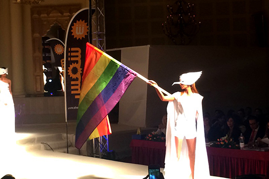 //Le drapeau LGBT est brandi par un mannequin lors de la fête de la mode en avril 2015. Photo réalisée par une spectatrice.