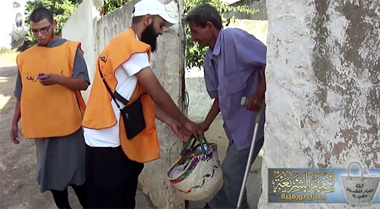 //Le couffin de Ansar Chariaa a été une action claire et significative de l’étape d’actions de prédication et d’activités sociales de l’organisation, avant de passer à l’etape de confrontations avec les appareils de l’Etat. Photo publiée par Ansar Chariaa sur les réseaux sociaux. 