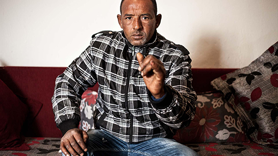 //Un homme montre sa main blessée. Il a été victime de la répression policière lors du mouvement social d’El Hamma en décembre 2014. Crédit : Malek El Khadraoui . 