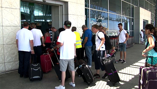 //Des touristes dans l’aéroport d’Ennfidha qui quittent la Tunisie après l’attentat. Image: Mohamed Haddad.