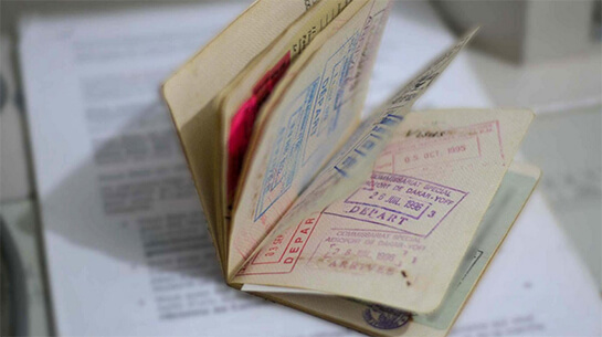 //Sur toutes les pages du passeport de Cléo, le mot “départ” s’étale en lettres capitales.ort.