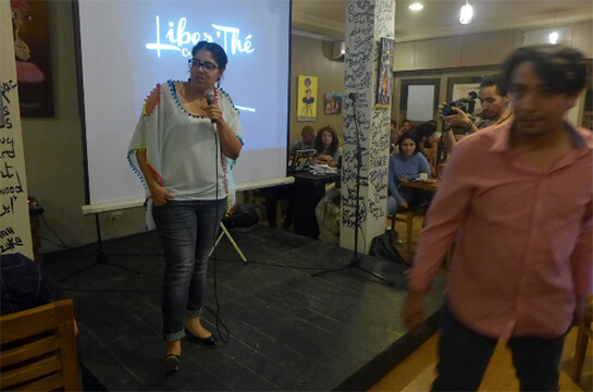//Sur scène Rahma Beldi présente la bibliothèque. Crédit: Sana Sbouai
