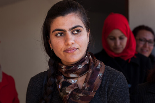 //Imen Fartoul ne pense pas au mariage. “Les hommes ont fui”, s’amuse-t-elle. Cette jeune femme a déjà plusieurs années d’expérience à Mamotex. Après avoir quitté l’école très tôt, elle considère que son travail est sa priorité, pour le moment. Crédit image: Monia Ben Hamadi.