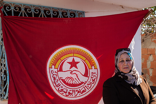 //Leila Deyyek travaille dans la même usine depuis 20 ans. Avec une famille et un mari syndicaliste, elle a défendu la création d’un syndicat au sein de l’usine Mamotex, malgré les pressions. Crédit image: Monia Ben Hamadi.