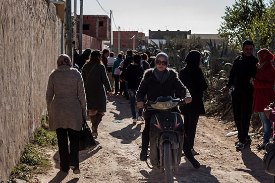 //A Chebba, il n’est pas rare de voir des femmes en deux roues circuler en ville. De nombreuses ouvrières de l’usine se déplacent grâce à leur scooter ou leur mobylette. Crédit image: Monia Ben Hamadi. 