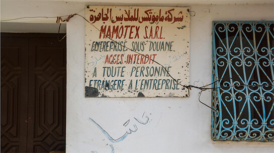 //Lors des manifestations de janvier, les mots “voleur” et “arnaqueur” ont été taggués sur le panneau d’entrée de Mamotex. 