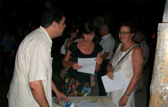 //Habib Bel Hédi invitant les présent(e)s à signer la pétition