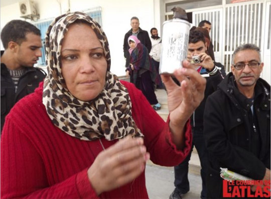 //Symboles de la répression des mouvements populaires sous Ben Ali, les grenades lacrymogènes ont été à nouveau utilisées à grande échelle à Siliana en même temps que la chevrotine. Photo Rached Cherif/LCDA