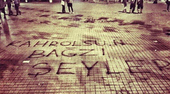 //Cette expression, l’une des plus célèbres de Gezi, exprime la revendication pour tout un chacun de protester contre ce qu’il veut. C’est aussi une critique de la censure des principaux médias.