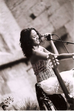 //Mayra Andrade (photo Alexandra Do Nascimento)