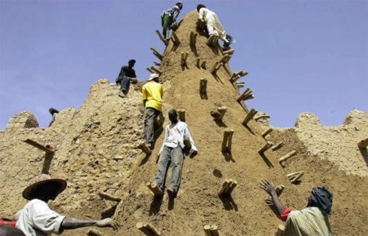 //Des habitants de Tombouctou tente de reconstruire la porte de la mosquée de Sidi Yeyia détruite par les islamistes
