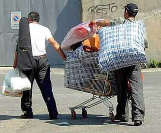 Stranieri, estranei, strani. Forse alieni