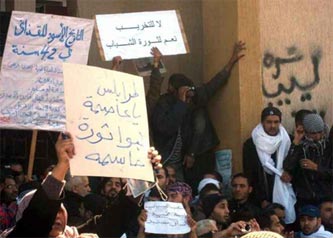 Tripoli accerchiata, bruciati i corpi dei martiri 