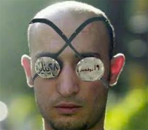 La protesta dei rivoluzionari di piazza Tahrir: il popolo è una linea rossa