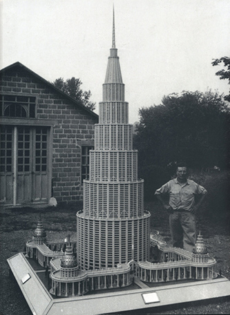 //Marino Auriti accanto a “Il Palazzo enciclopedico del Mondo”, 1950ca, foto di copertina del catalogo Marsilio editore, Venezia