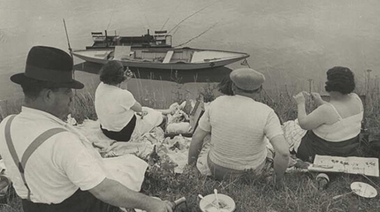 //Domenica in riva alla Senna, Francia (1938) | foto di Henri Cartier-Bresson/Magnum Photos-Courtesy Fondation HCB