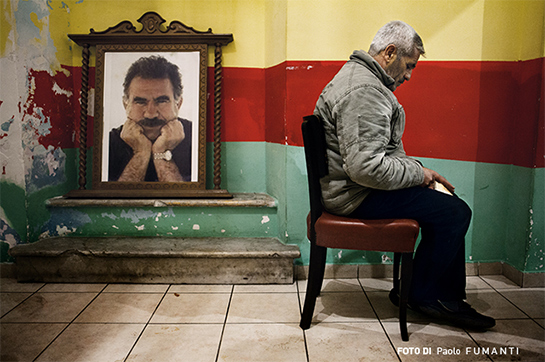 //La sala di lettura del centro culturale curdo “Ararat”che accoglie molti dei richiedenti asilo e rifugiati politici in transito da Roma. Il suo nome ricorda quello del monte divenuto un simbolo per curdi e armeni e la prima nave arrivata in Italia con a bordo 835 profughi turchi e iracheni nel 1997.