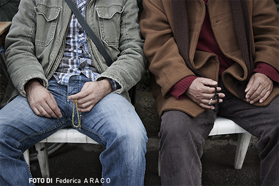 //La maggior parte dei curdi sono musulmani sunniti. In Turchia molti aderiscono all’alevismo, una setta dell’Islam sciita duodecimano che integra elementi di zoroastrismo con tradizioni popolari anatoliche. I loro riti si svolgono in case assembleari piuttosto che nelle moschee e la cerimonia, principalmente in curdo, include anche musiche e danze.