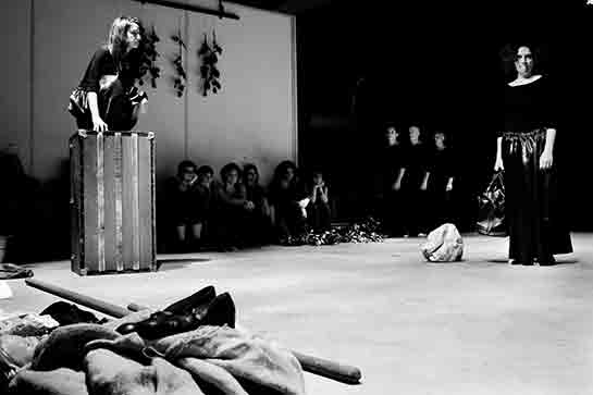 //10) “Lei è piena di spavento, e si volge a guardare la riva ormai lontana. La destra stringe un corno, la sinistra è poggiata sulla groppa. Tremolando le vesti si gonfiano alla brezza” (Europa, II 873-875);