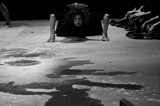 //19) “… e subito al contatto del terribile filtro i capelli le scivolarono via, e con essi il naso e gli orecchi; e la testa diventa piccolissima, e tutto il corpo d’altronde s’impicciolisce. Ai fianchi rimangono attaccate esili dita che fanno da zampe. Tutto il resto è pancia: ma da questa, Aracne riemette del filo e torna a rifare – ragno – le tele come una volta” (Aracne, VI, 140-145);