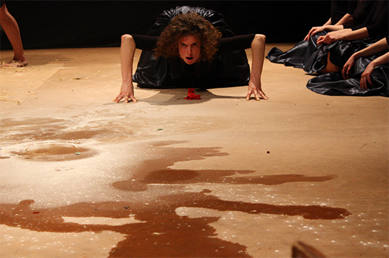 //Lecce, Teatro Astragali, 5 maggio 2013. Camille Thomas è Aracne.