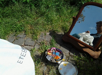 //Roma. Maria Chiara Calvani ricama nel cortile delle Officine Libetta