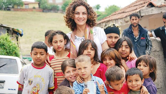 //Elmas Arus avec un groupe d’enfant roms