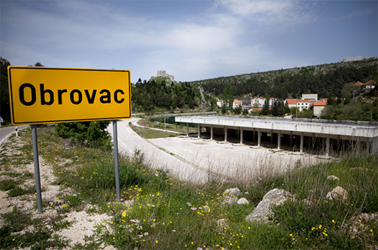 //Fermata dell’autobus all’ingresso della città di Obrovac. Prima della guerra era la stazione degli autobus, oggi è completamente abbandonata.