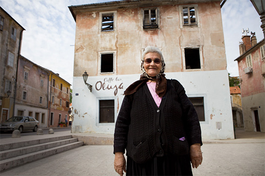 //Obrovac. Ika Milanko teme che entrando in Europa diminuisca la pensione. Ha 76 anni, cinque figli e sette nipoti e vive sola. Qui davanti al caffé Oluja che significa “tempesta”, il nome dell’operazione militare dell’esercito croato contro quello serbo della Krajina, oggi chiuso.
