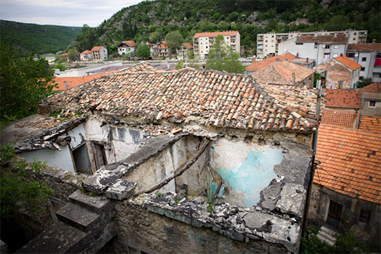//Scendendo dalla fortezza di Obrovac si incontrano le ferite della guerra.