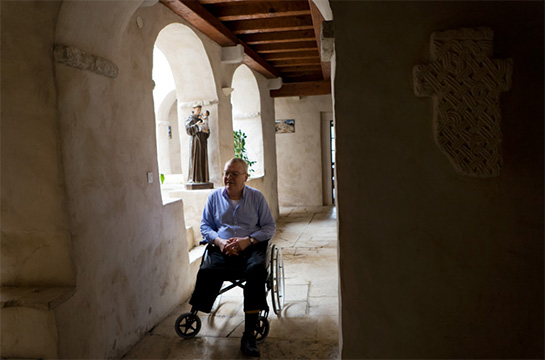 // Il frate Shime Samac nel cortile del monastero francescano di Donji Karin.