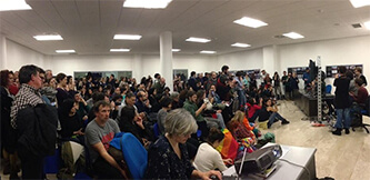 //Lampedusa. Seconda mattinata di lavori nella sala conferenze dell’aeroporto. (foto ripresa dalla pagina Facebook de La Carta di Lampedusa).