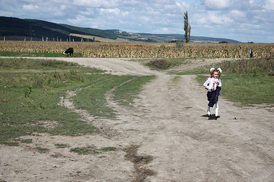 //Hînceşti, Moldova, settembre 2013. Una bambina torna a casa dopo il primo giorno di scuola. Il tasso di dispersione scolastica tra gli orfani sociali è molto elevato. (Foto di F.Araco).
