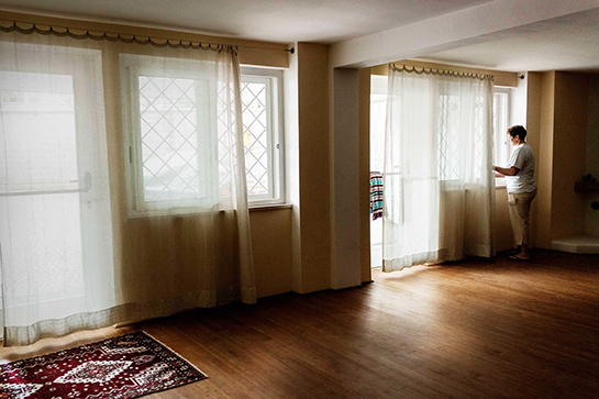 //Roma. Una donna moldava al lavoro in una casa. Nel nostro Paese, molte badanti e colf provenienti dall’Est Europa sviluppano una grave forma depressiva di origine sociale diagnosticata per la prima volta nel 2005 da due psichiatri ucraini, Kiselyov e Faifrynch, nota come “Sindrome italiana”. (Foto di Federica Araco)