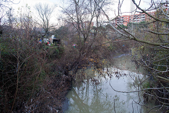 //Roma. Baracche lungo gli argini del fiume Aniene. (Foto di P.Fumanti)