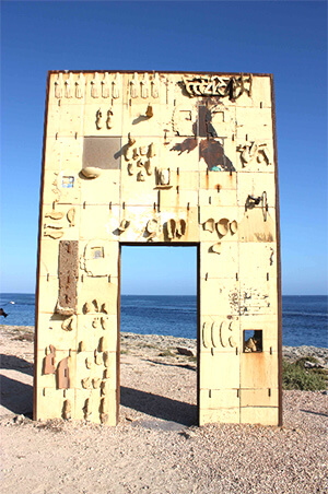 //Lampedusa, La porta d’Europa, opera di Mimmo Paladino. (Foto di F.Araco)