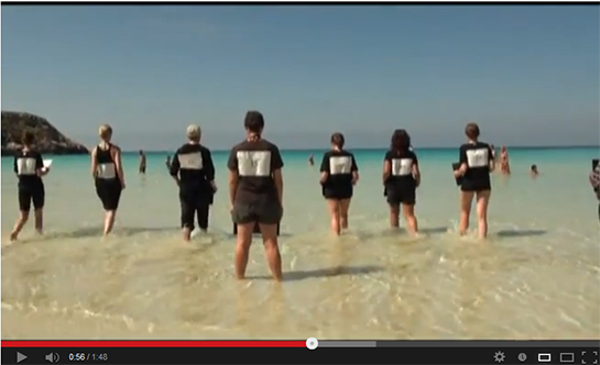 //Lampedusa, Flash mob organizzato da Amnesty International il 20 luglio 2012 a conclusione del primo campeggio internazionale per i diritti umani.