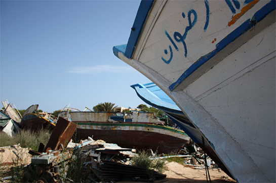 //Lampedusa, luglio 2013. Il deposito delle barche usate dai migranti per la traversata ora abbandonate davanti al Porto Nuovo. Foto di F. Araco.
