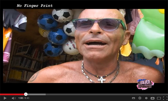 //Migranti manifestano per le strade di Lampedusa gridando “No finger prints” per opporsi al regolamento di Dublino che impone di lasciare le impronte digitali obbligandoli poi a chiedere asilo nel Paese di arrivo, nel loro caso l’Italia. Tra le testimonianze, quella di Giacomo Sferlazzo, dell’Associazione Askavusa.