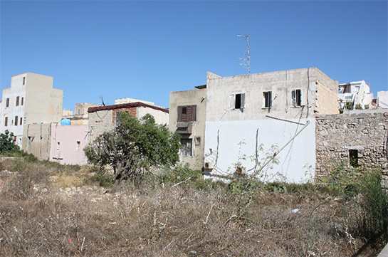 //Lampedusa, luglio 2013. L’abusivismo edilizio ha negli ultimi venti anni deturpato il profilo urbanistico del piccolo centro abitato. Foto di F. Araco.