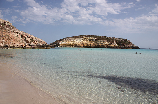 //Lampedusa, luglio 2013. Uno scorcio dell’Isola dei conigli, riserva naturale di Legambiente. Foto di F. Araco.