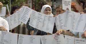 //Donne bosniache musulmane manifestano contro la mancata accusa di stupro per i serbo-bosniaci Milan e Sredoje Lukic. © Archivio privato