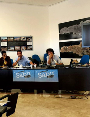 //Lampedusa, 2 ottobre 2014. Alaa Talbi (FDTES Tunisia), a sinistra, e Claudio Riccio (ACT Italia), a destra, coordinati dall’ARCI, nel dibattito “Lavoro dignitoso, reddito, diritti sociali e culturali, diritto al futuro delle giovani generazioni”.