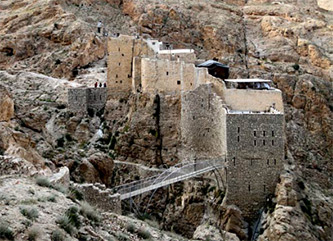 //Il monastero cattolico Deir Mar Musa al-Hanbashi, nel deserto a nord di Damasco