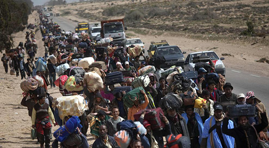 //Rifugiati alla frontiera tra la Libia e la Tunisia. (Foto: Emilio Morenatti).