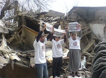 //Una protesta contro la demolizione delle case.