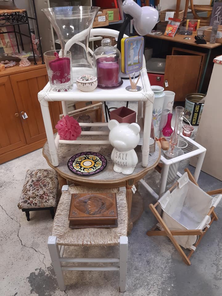 meuble vaisselle tasse miroir tableau roses console décoration