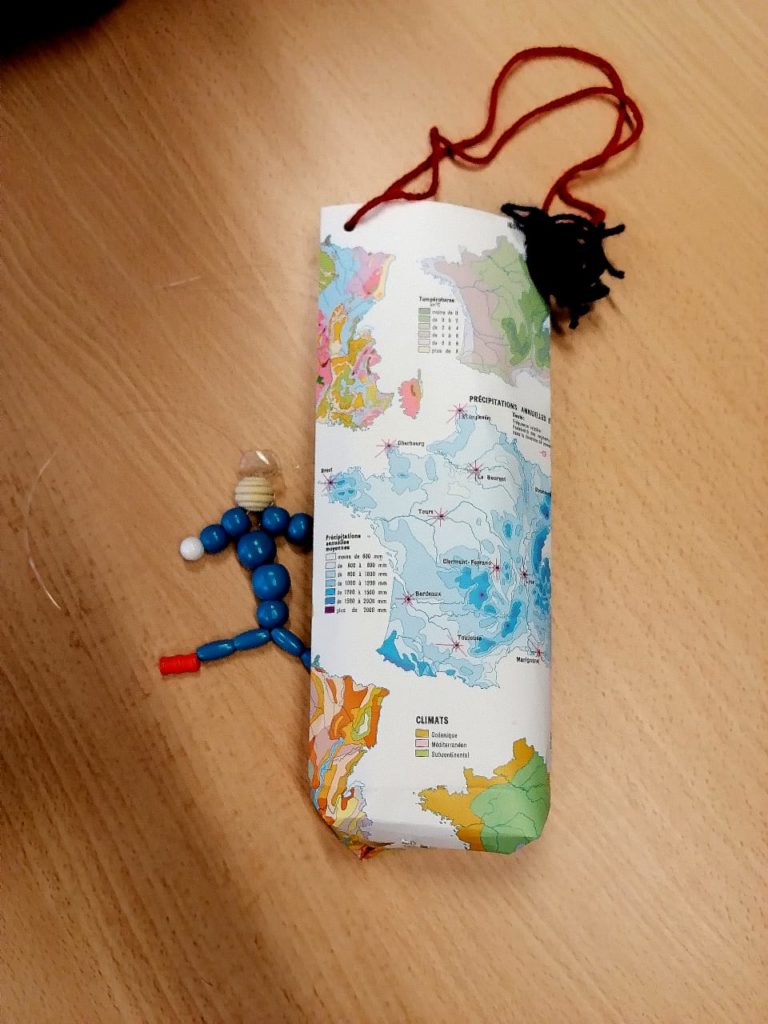 Animation prévention réemploi sacs en papier bonhomme en perle centre de loisirs Jean Zay recyclerie au bonheur des bennes Saint-Nazaire 44